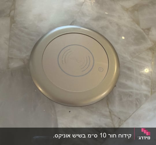 משטח שיש עם מכשיר עגול עליו